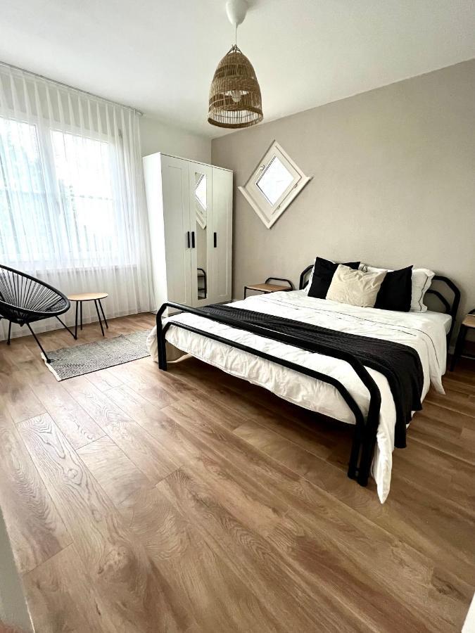 Black&White Apartment Uzwil Exterior photo